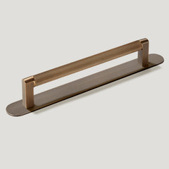 Plank Hardware Cabinetry 170mm (160mm CC) / Handle with Round Backplate BECKER Grooved D-Bar Handle - Antique Brass