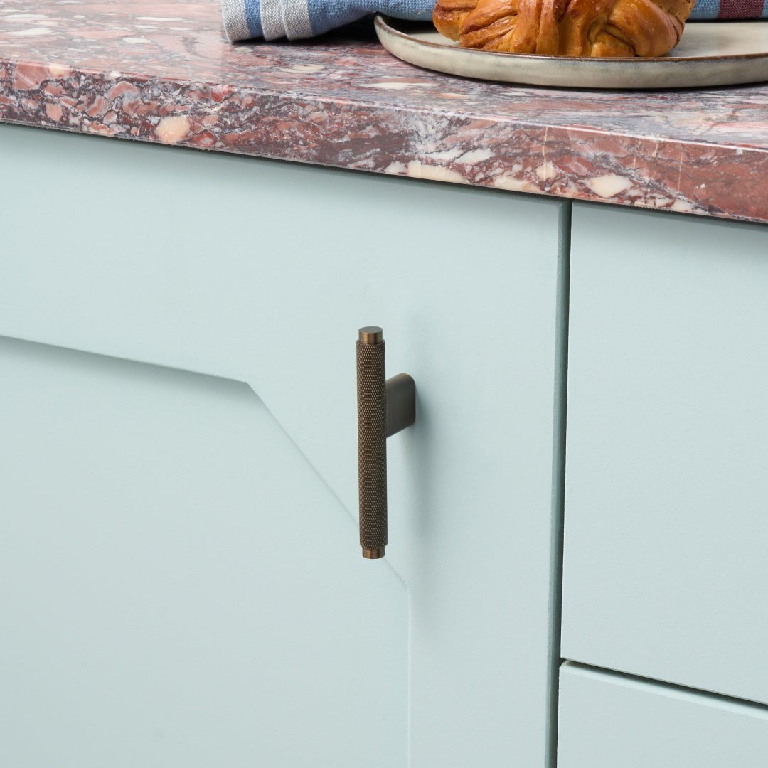 KEPLER Knurled L-Bar Cabinet Handle - Antique Brass – Plank Hardware