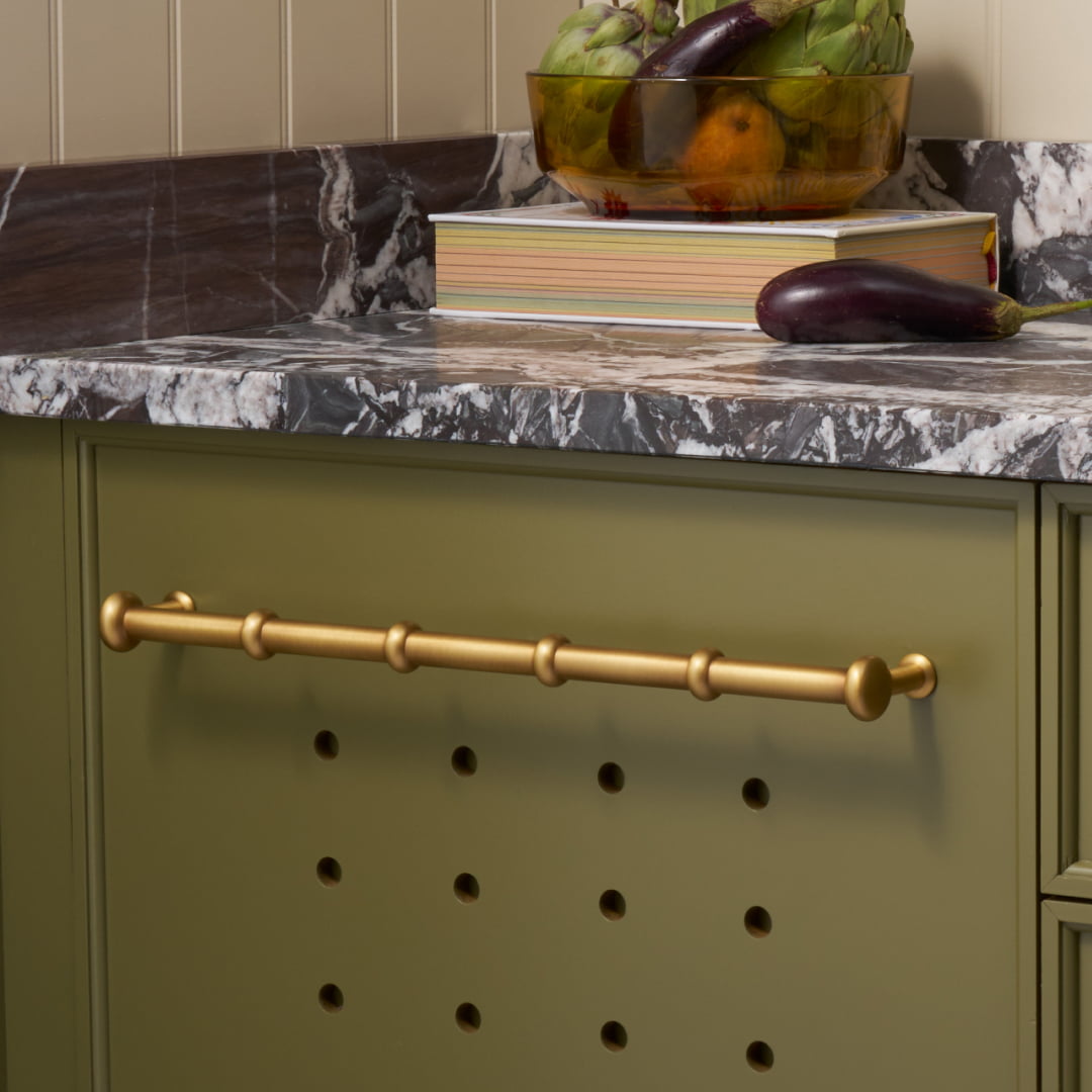 Plank Hardware Cabinetry PEYTON Traditional D Bar Handle - Heritage Brass