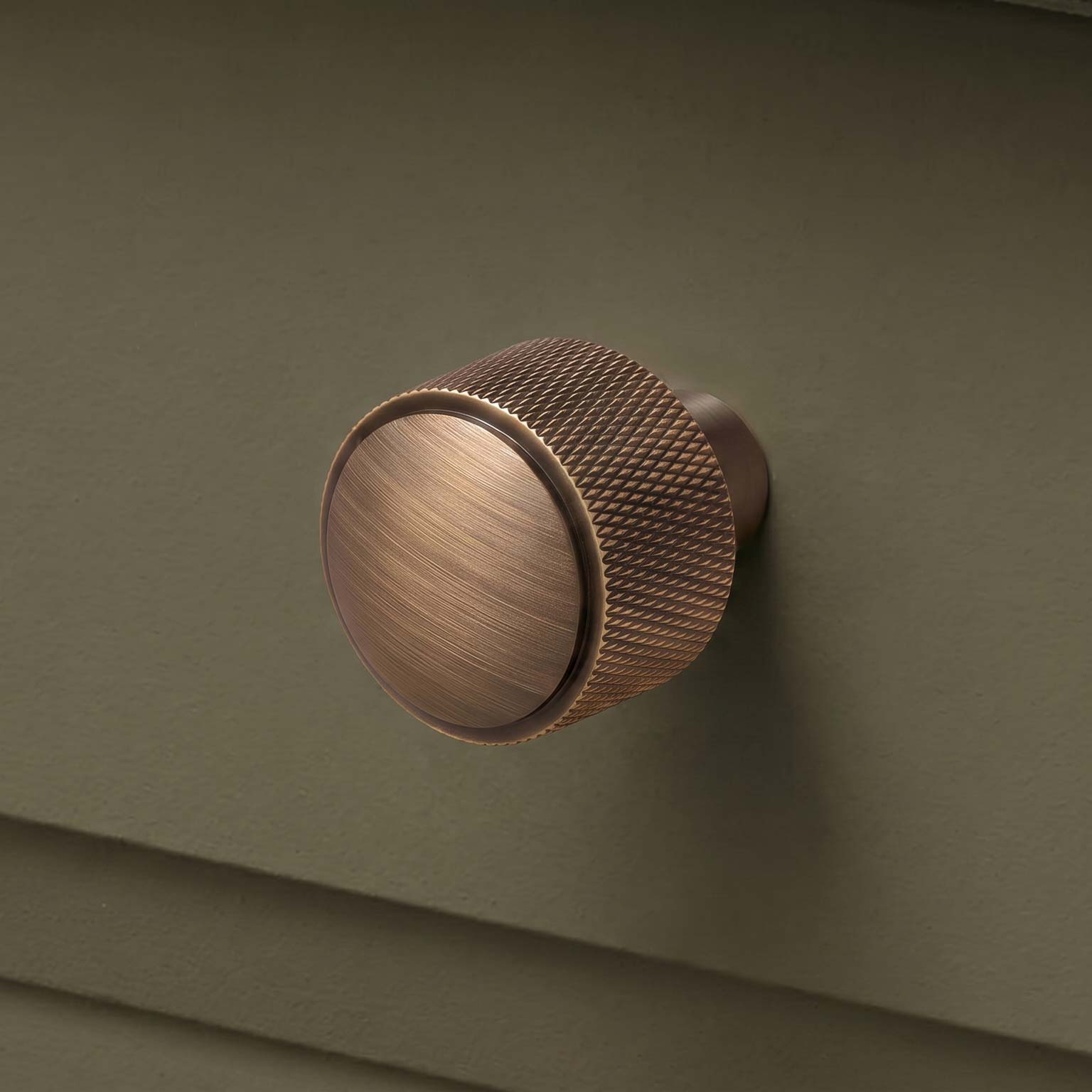 KEPLER Knurled Knob - Antique Brass