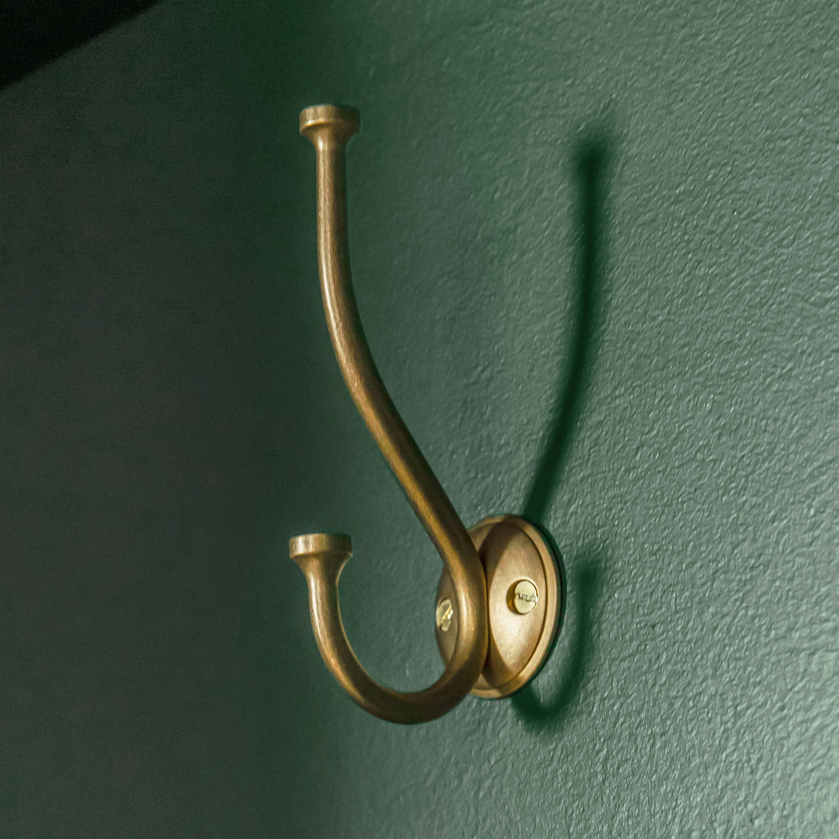 Plank_GRAYSON-Hook-Aged-Brass_1x1_mrm98k4l0.jpg