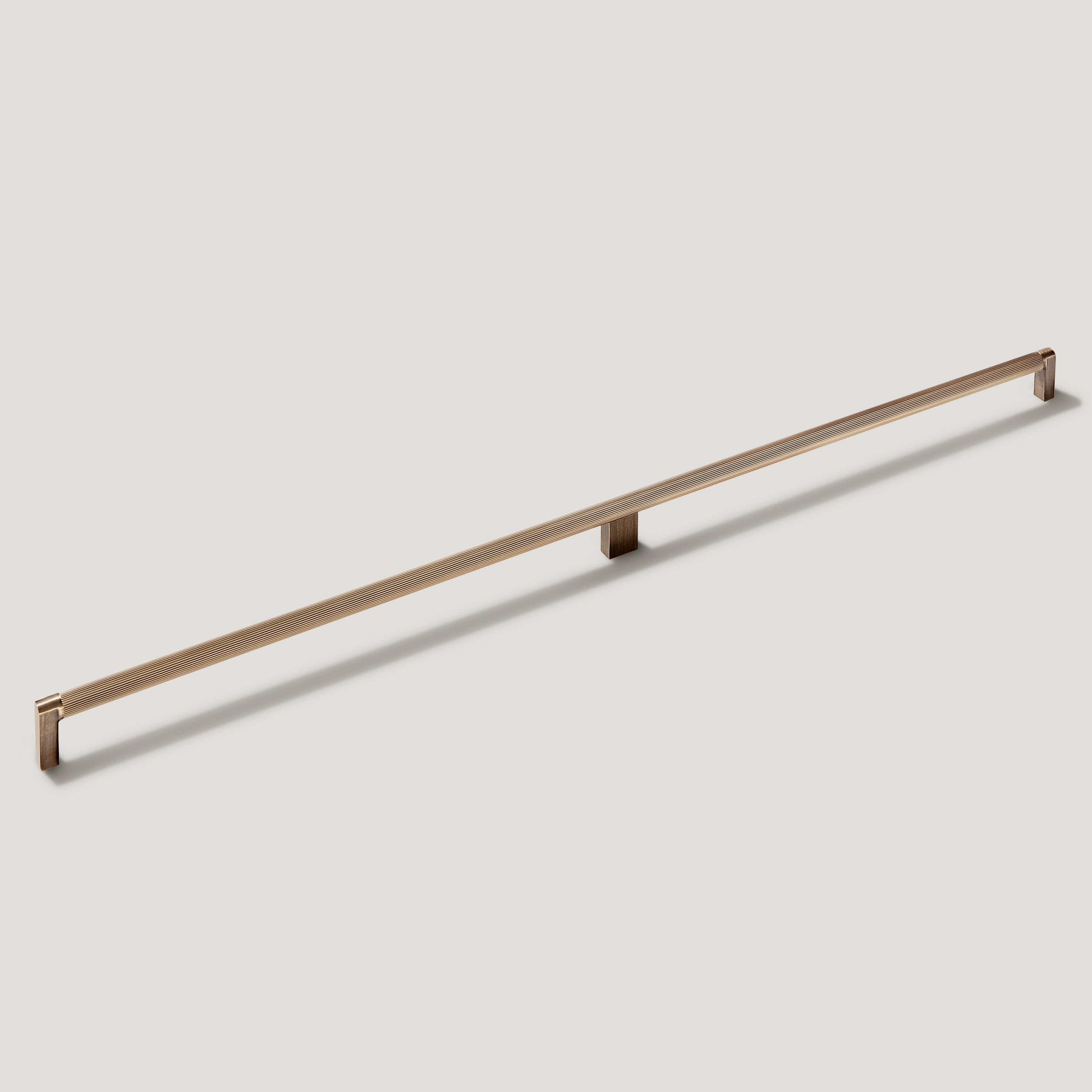 Plank Hardware Cabinetry 682mm (672mm CC) / Handle Only BECKER Grooved D-Bar Handle - Antique Brass