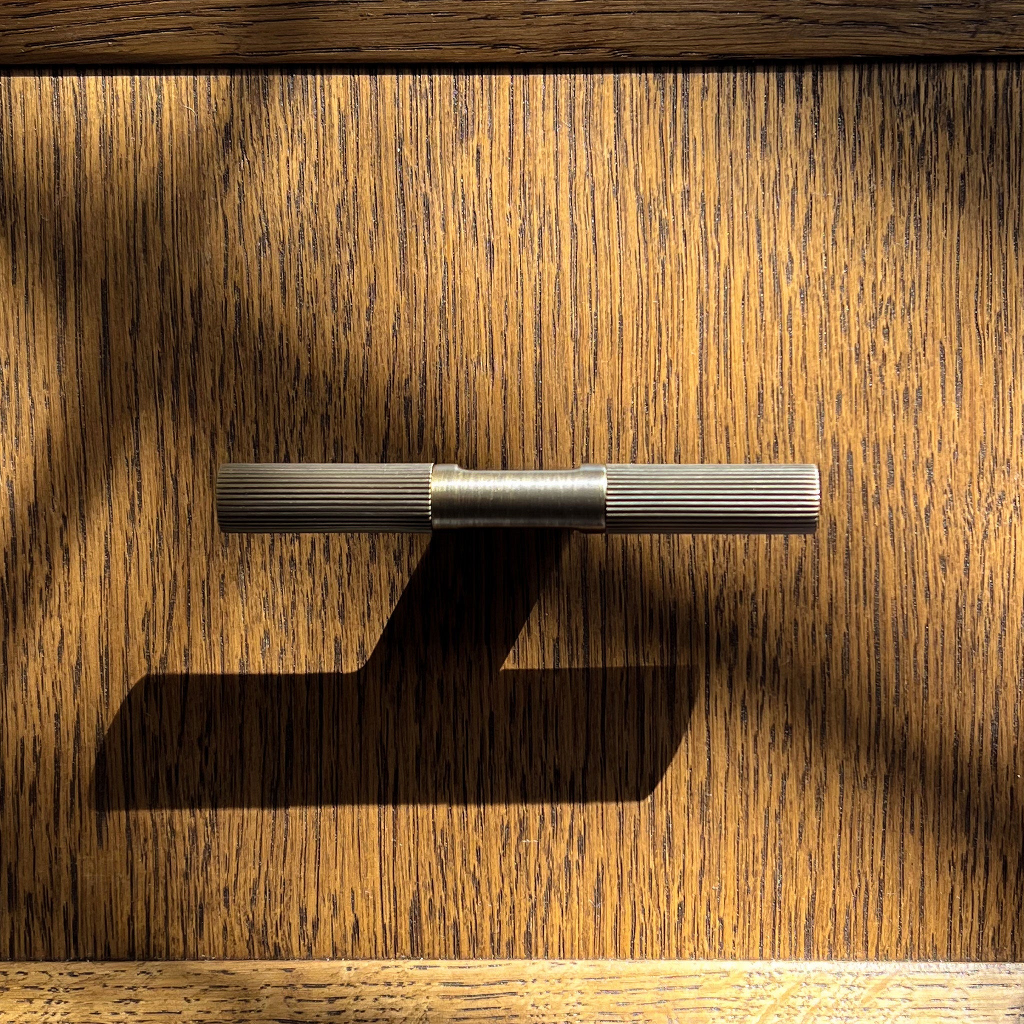 Plank Hardware Cabinetry BECKER Grooved Large Single T Handle - Antique Brass