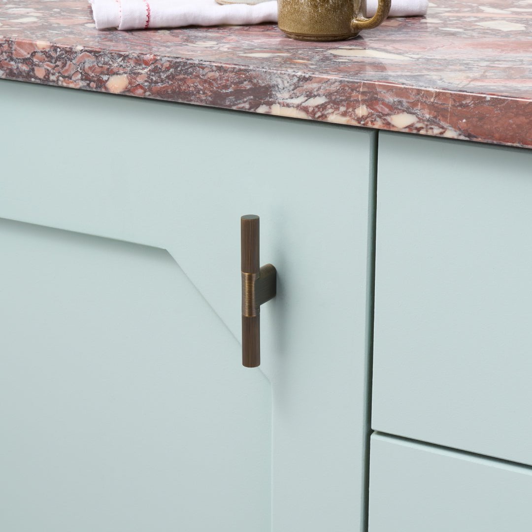 Plank Hardware Cabinetry BECKER Grooved Large Single T Handle - Antique Brass