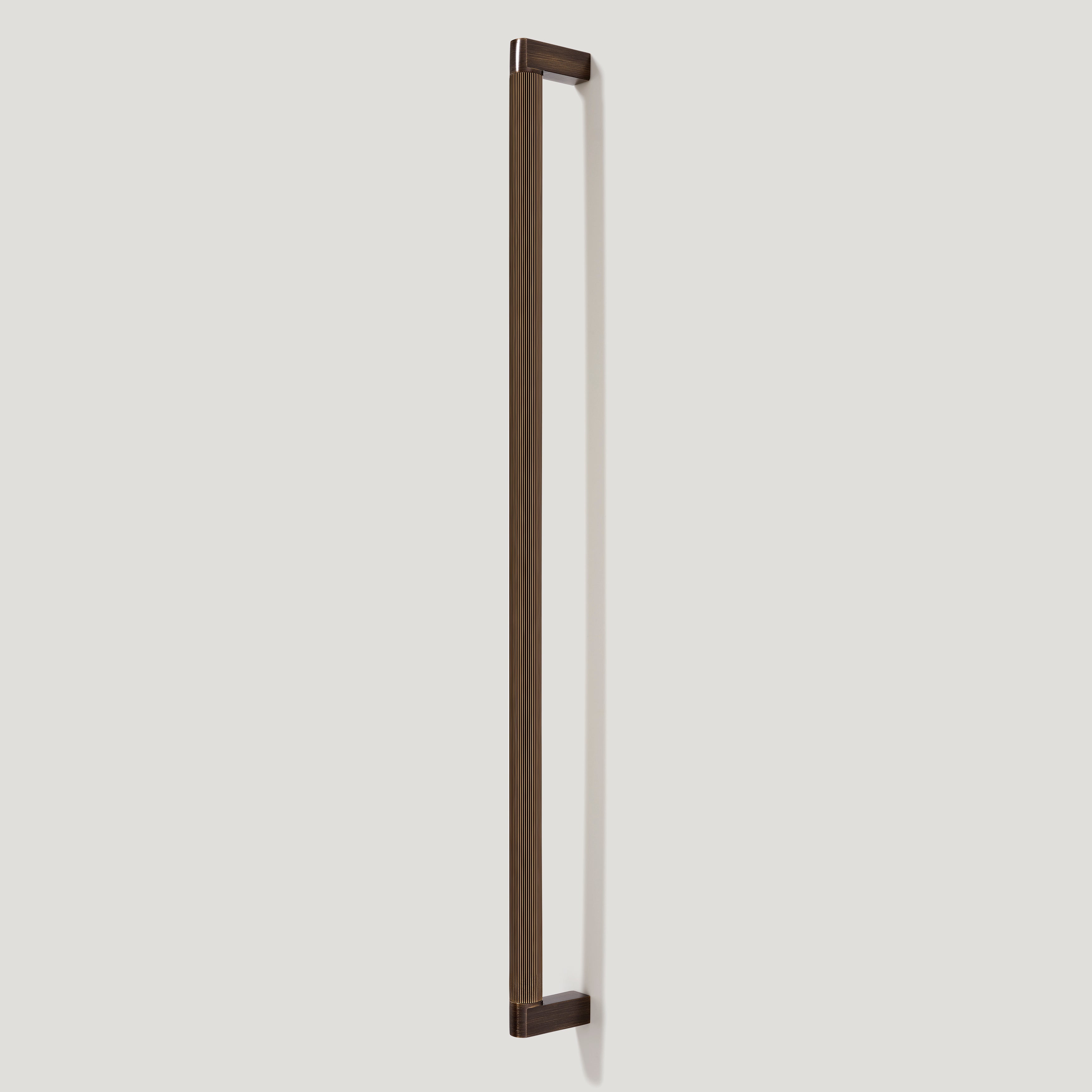 Plank Hardware Cabinetry BECKER Heavyweight 470mm D Bar Handle - Antique Brass