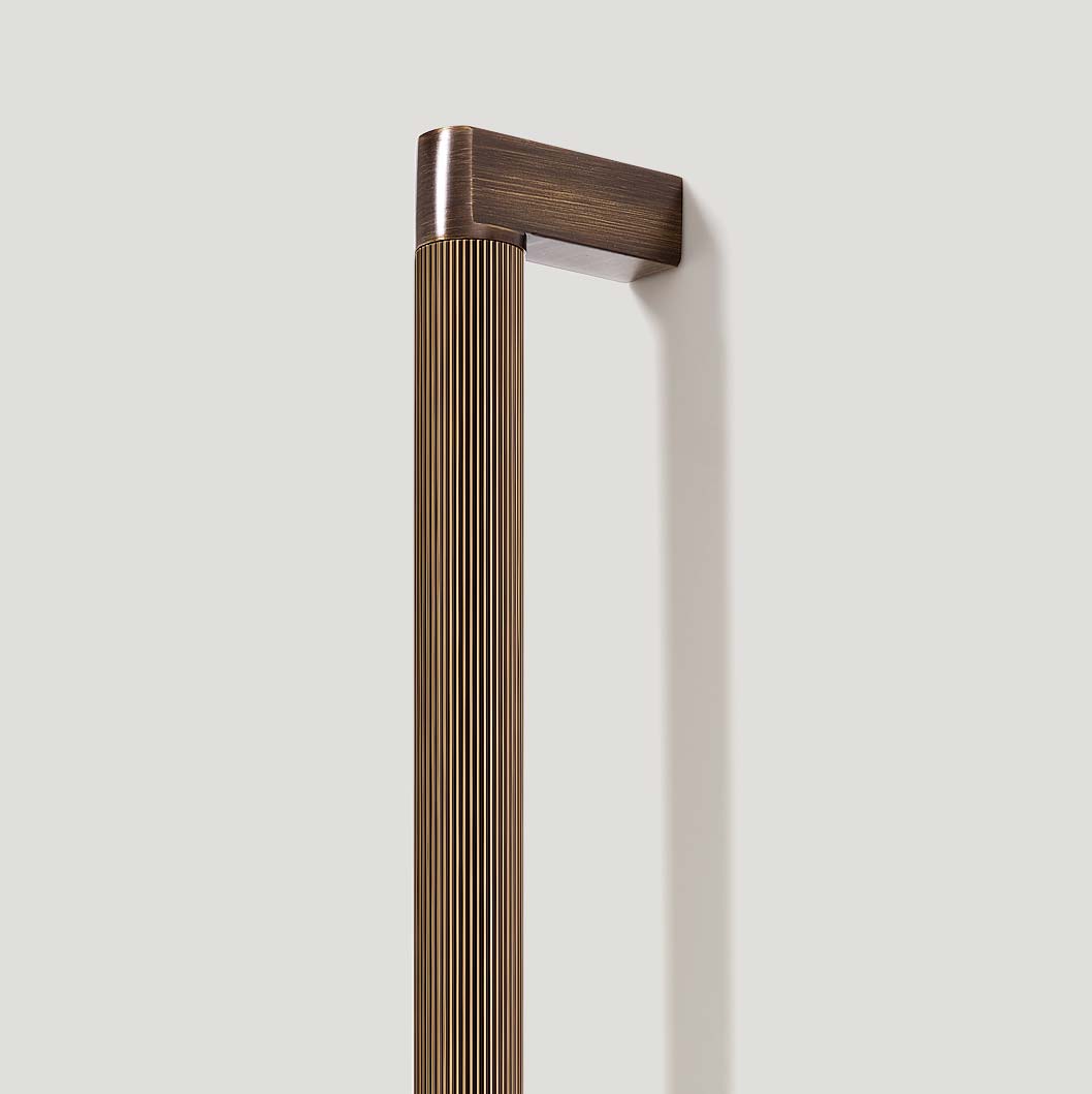 Plank Hardware Cabinetry BECKER Heavyweight Long Handle - Antique Brass