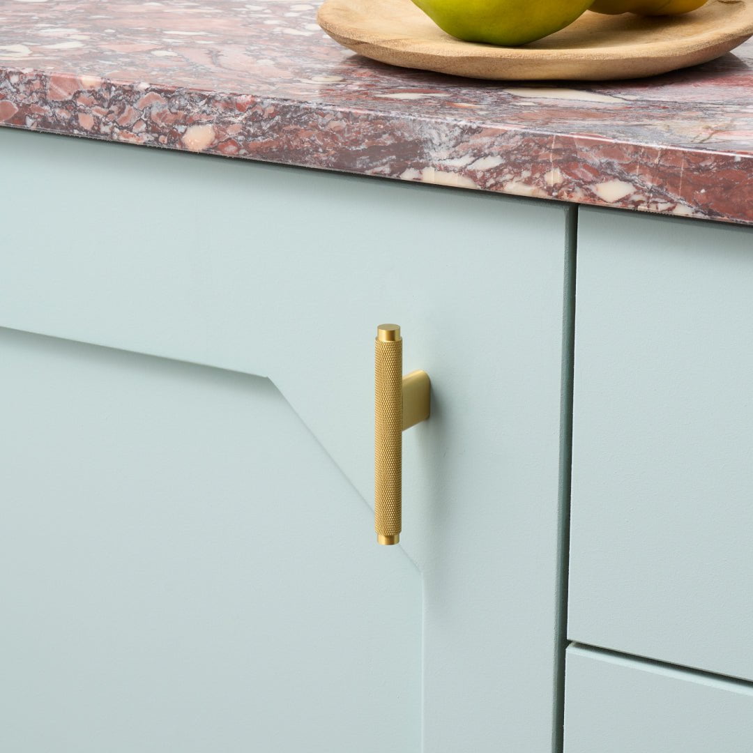 Plank Hardware Cabinetry KEPLER Knurled L-Bar Handle - Brass