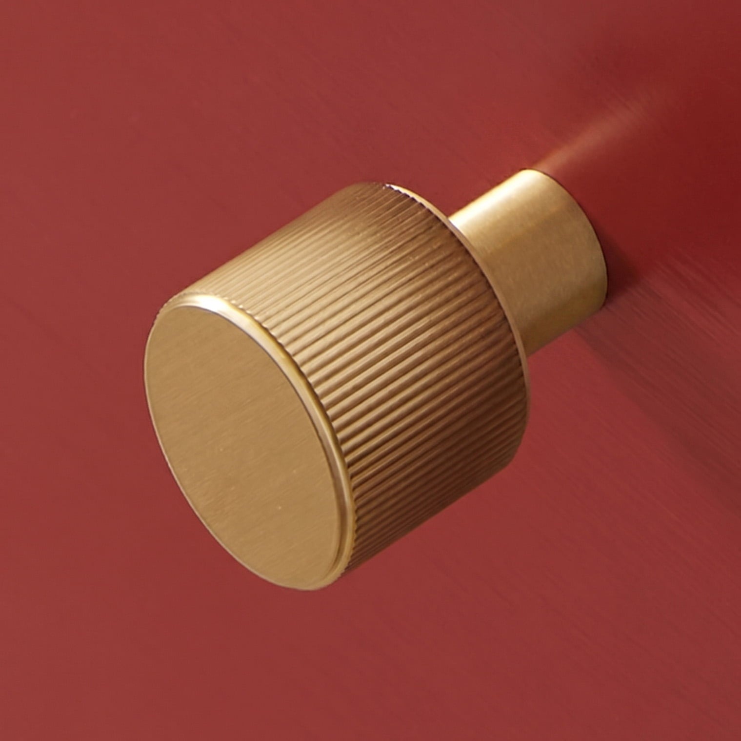 Plank Hardware Cabinetry LENNON Grooved Knob - Brass