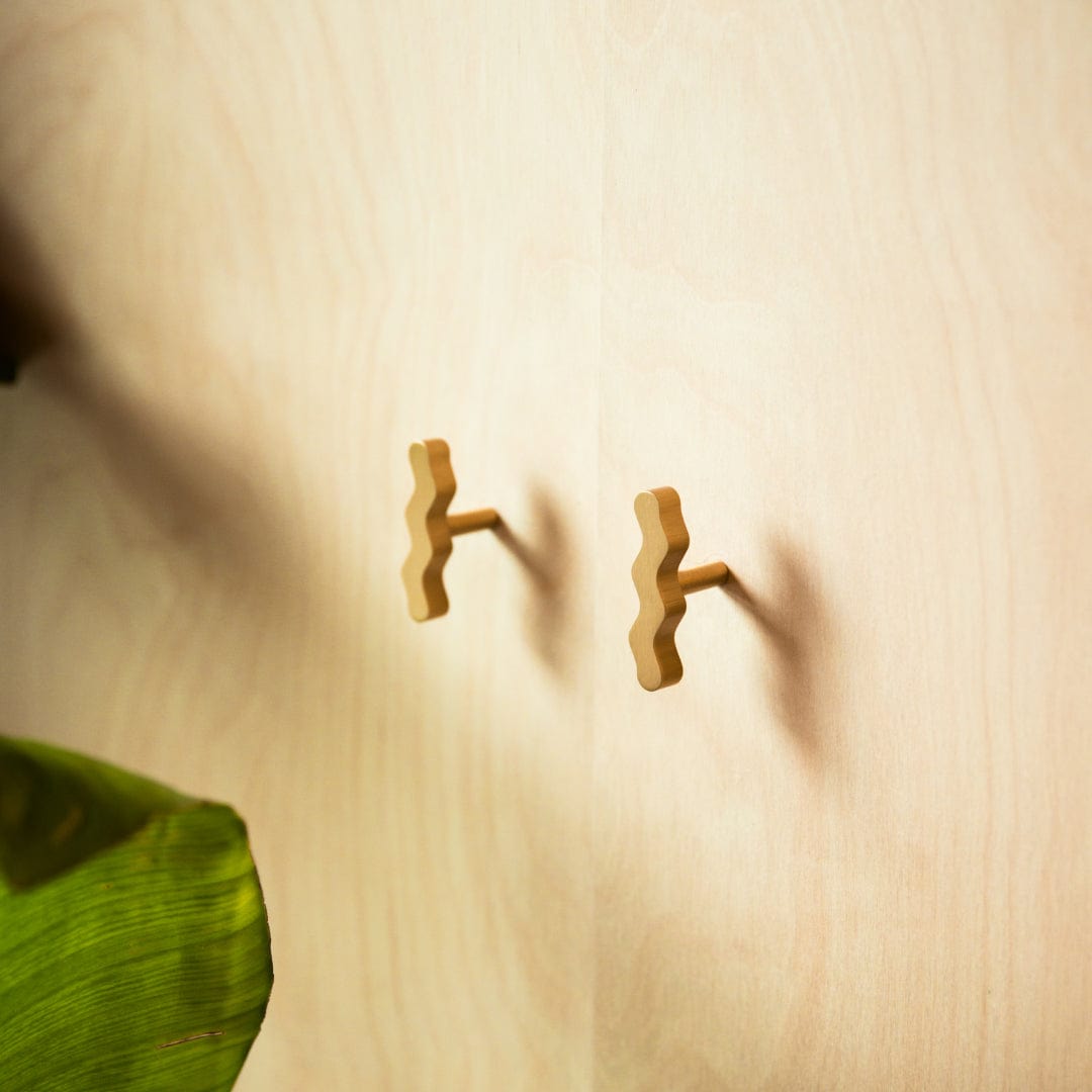Plank Hardware Cabinetry SQUIGGLE Single T Handle - Brass