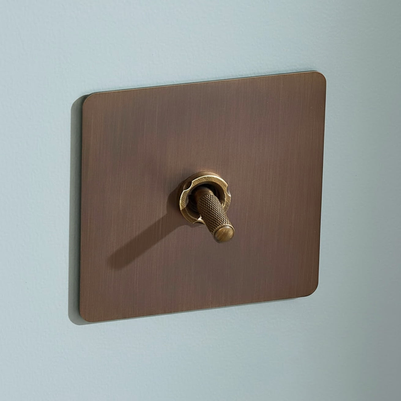 Plank Hardware Electric KEPLER 1G Knurled Toggle Light Switch- Antique Brass