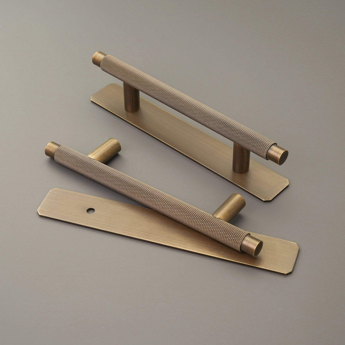 KEPLER Knurled TBar Handle with Backplate Antique Brass Plank Hardware