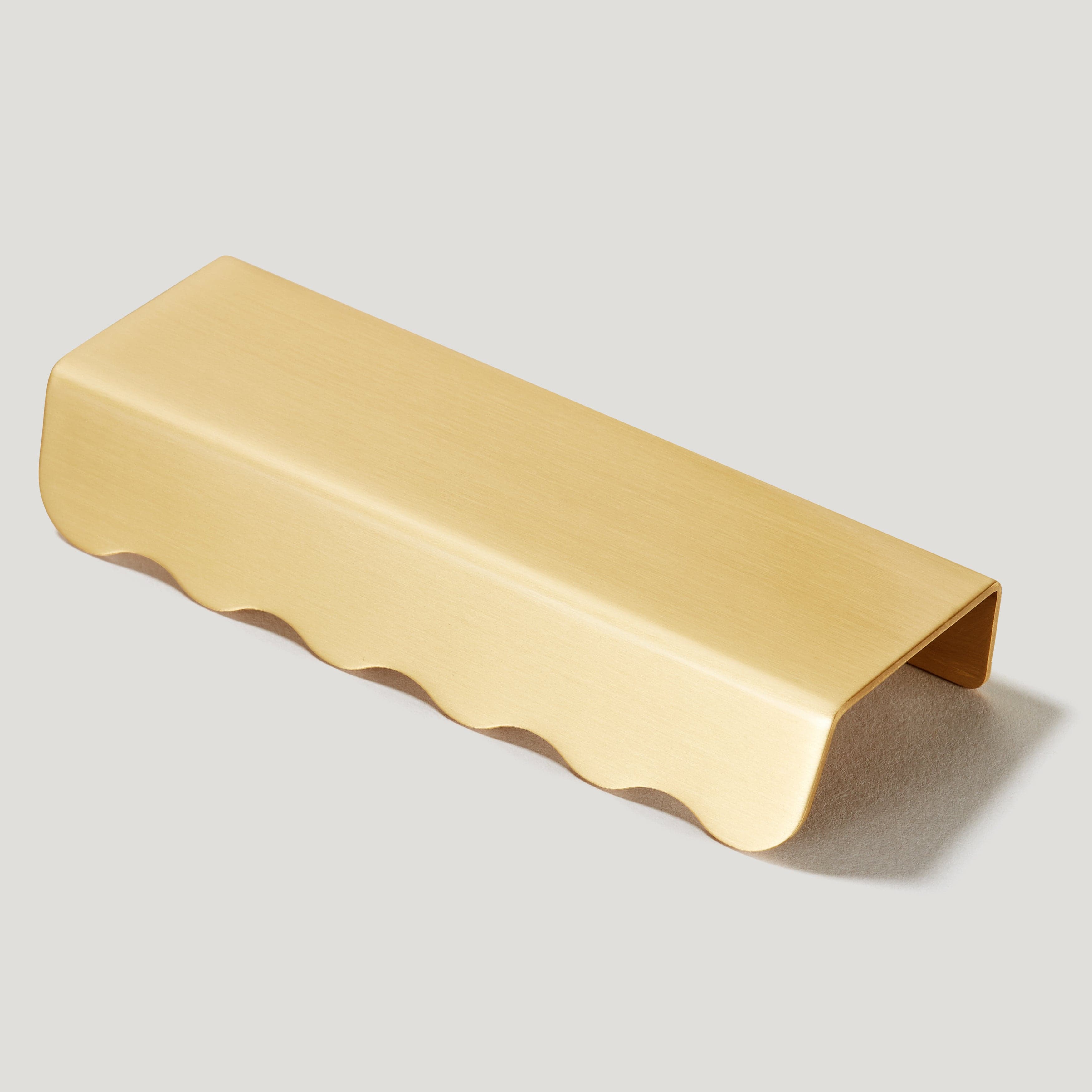 Plank Hardware Handles & Knobs SCALLOP Edge Pull Handle - Brass